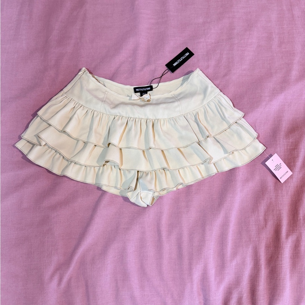 PrettyLittleThing Ivory Layered Ruffle Skorts - Picture 3 of 5
